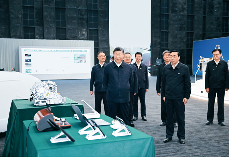 2024年10月17日至18日，中共中央總書記、國(guó)家主席、中央軍委主席習(xí)近平在安徽考察。這是17日下午，習(xí)近平在合肥濱湖科學(xué)城察看安徽省重大科技創(chuàng)新成果集中展示。 新華社記者 謝環(huán)馳/攝