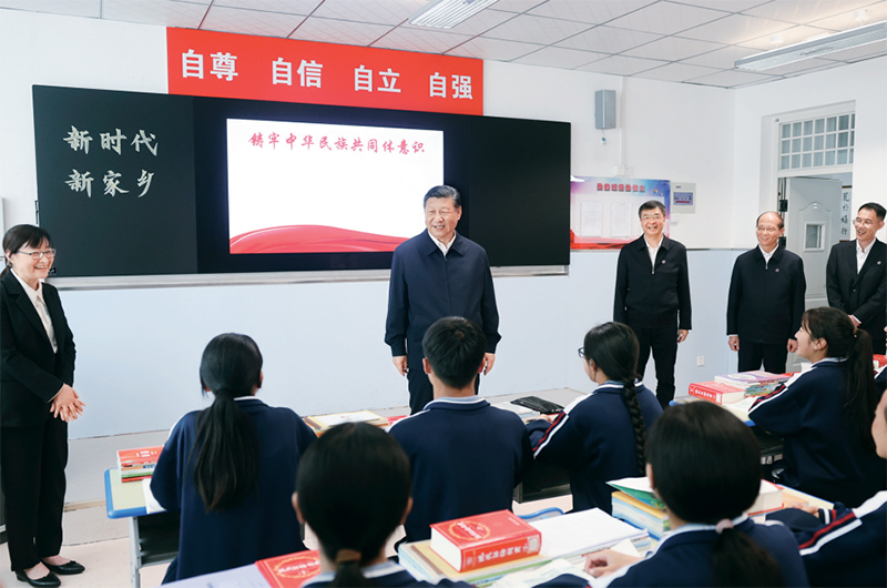 2024年6月18日至19日，中共中央總書記、國(guó)家主席、中央軍委主席習(xí)近平在青?？疾?。這是18日下午，習(xí)近平在果洛西寧民族中學(xué)高一（1）班觀摩“新時(shí)代、新家鄉(xiāng)”主題思政課。 新華社記者 鞠鵬/攝