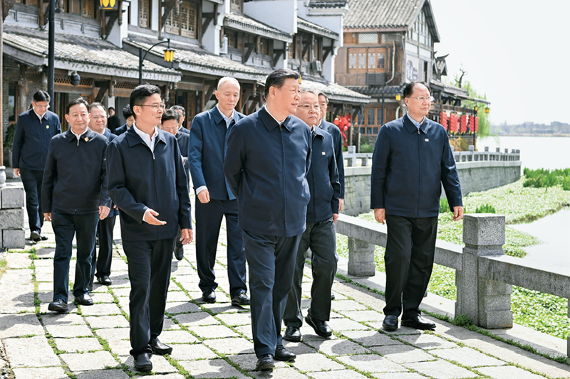 2024年3月18日至21日，中共中央總書記、國(guó)家主席、中央軍委主席習(xí)近平在湖南考察。這是19日上午，習(xí)近平在常德河街考察。 新華社記者 謝環(huán)馳/攝