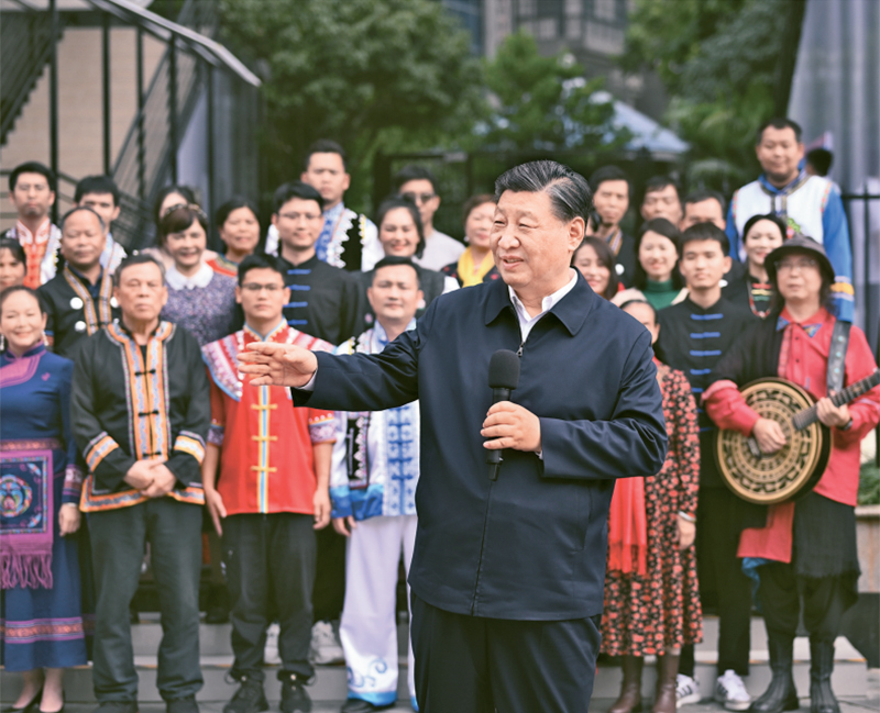 2023年12月14日至15日，中共中央總書記、國(guó)家主席、中央軍委主席習(xí)近平在廣西考察。這是14日上午，習(xí)近平在南寧市良慶區(qū)蟠龍社區(qū)考察時(shí)，同社區(qū)各族群眾親切交流。 新華社記者 燕雁/攝
