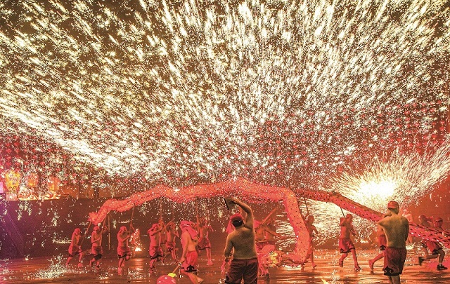 這是一月二十五日在重慶市銅梁區(qū)奇彩夢園景區(qū)拍攝的火龍表演。  新華社記者王全超攝