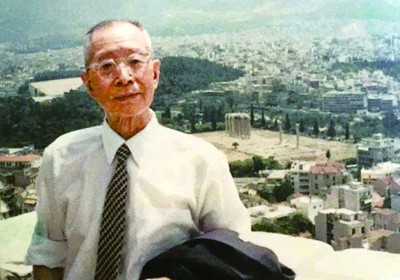 1986年，羅念生在雅典衛(wèi)城上