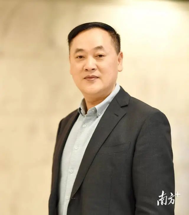 謝有順，男，漢族，1972年7月生，福建長(zhǎng)汀人。先后畢業(yè)于福建師大和復(fù)旦大學(xué)中文系，獲文學(xué)博士學(xué)位。曾任廣東省作家協(xié)會(huì)創(chuàng)作研究部副主任、一級(jí)作家，2006年起任中山大學(xué)中文系教授、博士生導(dǎo)師。  先后入選中宣部文化名家暨“四個(gè)一批”人才、國(guó)務(wù)院特殊津貼專家、教育部“長(zhǎng)江學(xué)者”特聘教授等。兼任中國(guó)作家協(xié)會(huì)文學(xué)理論批評(píng)委員會(huì)副主任、中國(guó)小說(shuō)學(xué)會(huì)副會(huì)長(zhǎng)。  主要從事中國(guó)當(dāng)代文學(xué)和文化研究。在《文學(xué)評(píng)論》等刊發(fā)表學(xué)術(shù)論文三百多篇，其中十幾篇論文被《新華文摘》全文轉(zhuǎn)載。著有《成為小說(shuō)家》《散文中的心事》《文學(xué)的深意》等著作二十幾部，主編《中國(guó)當(dāng)代作家論》等叢書(shū)多套。主持多個(gè)國(guó)家社科基金項(xiàng)目。曾獲馮牧文學(xué)獎(jiǎng)、中國(guó)文聯(lián)“啄木鳥(niǎo)杯”優(yōu)秀論著獎(jiǎng)、莊重文文學(xué)獎(jiǎng)等多個(gè)獎(jiǎng)項(xiàng)。