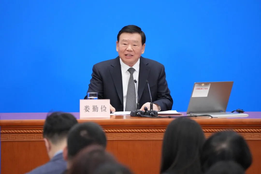 3月4日，十四屆全國人大三次會議在北京人民大會堂舉行新聞發(fā)布會。大會發(fā)言人婁勤儉就大會議程和人大工作相關問題回答中外記者提問。（新華社記者 鄭煥松 攝）