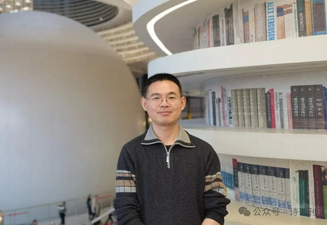 宋煜，本名宋立理，河北隆堯人，中國作家協(xié)會會員、河北省作家協(xié)會會員。曾出版長篇小說《穿越玫瑰》，詩歌散見于《詩刊》《星星》《揚(yáng)子江詩刊》《詩選刊》等刊物，曾入選河北文學(xué)排行榜·詩歌榜。
