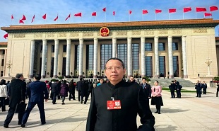 全國人大代表，貴州省文聯(lián)主席、省作協(xié)主席歐陽黔森
