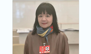 全國政協(xié)委員、中國視協(xié)副主席、上影集團(tuán)編劇王麗萍