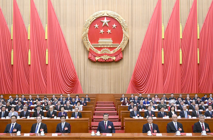 3月11日下午，第十四屆全國人民代表大會第三次會議在北京人民大會堂閉幕。黨和國家領(lǐng)導人習近平、李強、王滬寧、蔡奇、丁薛祥、李希、韓正等在主席臺就座。新華社記者 李學仁 攝