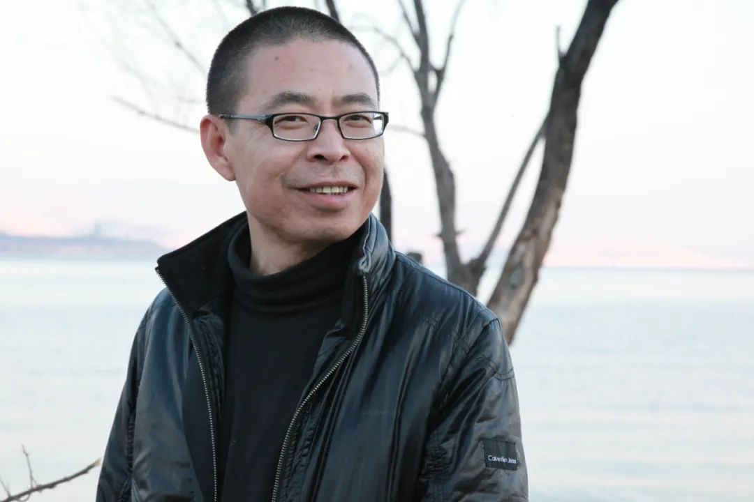李亞偉，1963年出生于重慶市酉陽(yáng)縣。創(chuàng)作過(guò)《男人的詩(shī)》《醉酒的詩(shī)》《空虛的詩(shī)》《航海志》《野馬與塵?！贰逗游髯呃仁闱椤返乳L(zhǎng)詩(shī)和組詩(shī)，出版有詩(shī)集《豪豬的詩(shī)篇》《紅色歲月》《酒中的窗戶(hù)》《我在雙魚(yú)座上給你寫(xiě)信》以及文論集《詩(shī)歌與先鋒》、文化隨筆《人間宋詞》等；獲第四屆華語(yǔ)文學(xué)傳媒2005年度詩(shī)人獎(jiǎng)、第一屆魯迅文化獎(jiǎng)年度詩(shī)歌獎(jiǎng)、首屆屈原詩(shī)歌金獎(jiǎng)等。