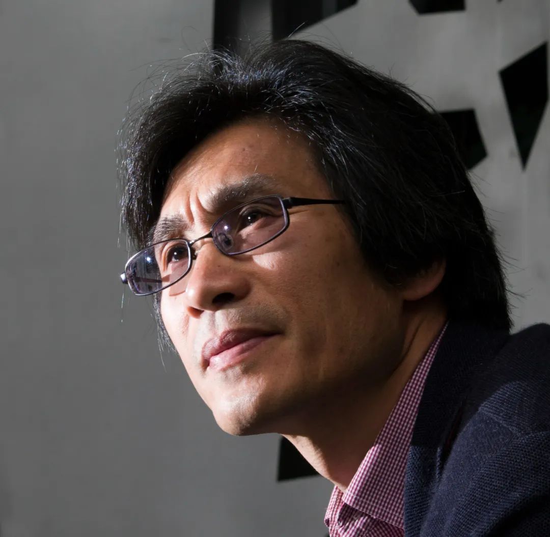樹(shù)才，原名陳樹(shù)才。詩(shī)人、翻譯家。浙江寧波人。現(xiàn)供職于中國(guó)社會(huì)科學(xué)院外國(guó)文學(xué)研究所。已出版詩(shī)集、譯詩(shī)集二十余部。曾獲“徐志摩詩(shī)歌獎(jiǎng)”、“李叔同國(guó)際詩(shī)歌獎(jiǎng)”等。2008年獲法國(guó)政府頒發(fā)的“教育騎士”勛章，2023年又獲“藝術(shù)和文學(xué)騎士”勛章。
