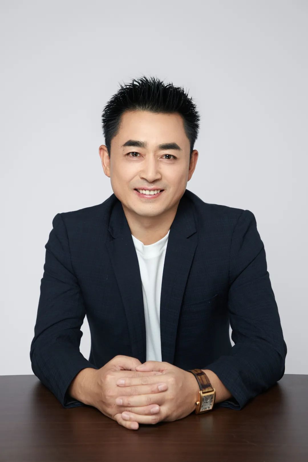 王峰，中國(guó)作家協(xié)會(huì)會(huì)員，中國(guó)詩(shī)歌學(xué)會(huì)會(huì)員?，F(xiàn)為波音客機(jī)資深機(jī)長(zhǎng)。曾獲第六屆泰山文藝獎(jiǎng)，第二屆艾青詩(shī)歌獎(jiǎng)。詩(shī)作發(fā)表于《人民文學(xué)》《詩(shī)刊》《十月》《作品》《詩(shī)歌月刊》《星星》《草堂》《鐘山》。出版詩(shī)集《三萬(wàn)英尺》《睡在溪邊的魚(yú)》《天際線》《下垂的時(shí)間》。
