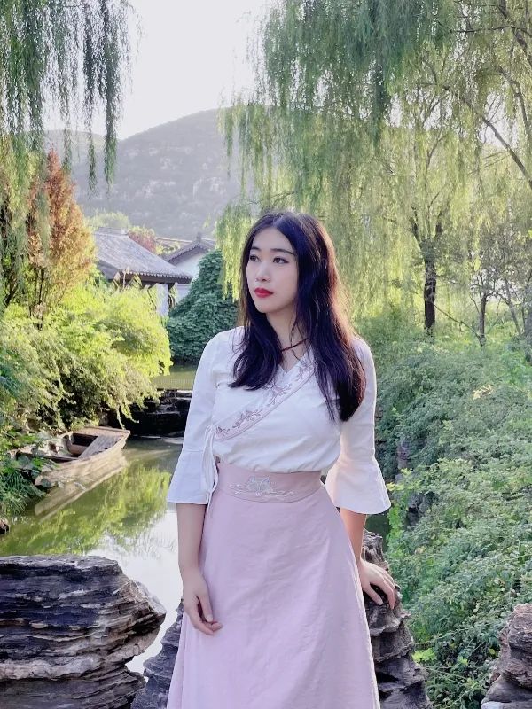 楊碧薇，中央民族大學(xué)文學(xué)博士，北京大學(xué)藝術(shù)學(xué)博士后。中國(guó)作家協(xié)會(huì)會(huì)員，中國(guó)文藝評(píng)論家協(xié)會(huì)會(huì)員。學(xué)術(shù)研究涉及文學(xué)、搖滾、民謠、電影、攝影、裝置等。出版《下南洋》《去火星旅行》等詩(shī)集、散文集、學(xué)術(shù)批評(píng)集等多部。主講個(gè)人網(wǎng)課《由淺入深讀懂漢語(yǔ)新詩(shī)》入駐騰訊視頻。