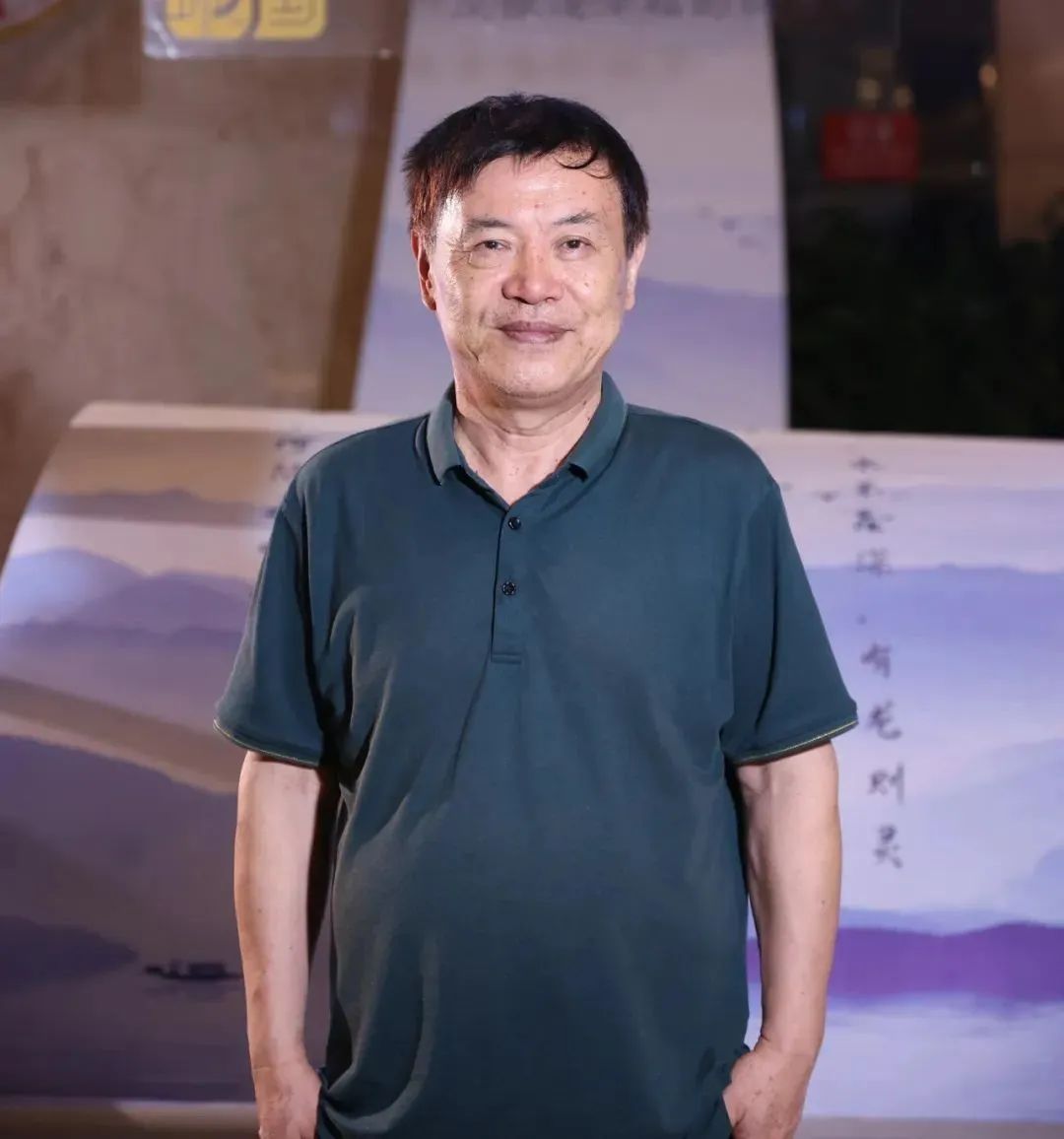 陸健，中國(guó)傳媒大學(xué)教授，中國(guó)詩(shī)歌學(xué)會(huì)常務(wù)理事。20世紀(jì)80年代初開(kāi)始發(fā)表作品，先后創(chuàng)作發(fā)表詩(shī)歌、散文、評(píng)論等作品近千件，出版《窗戶(hù)嘹亮的聲音》《名城之門(mén)》等詩(shī)集與文藝評(píng)論集近30部，逐步形成了“紀(jì)實(shí)性詩(shī)歌”的寫(xiě)作風(fēng)格。