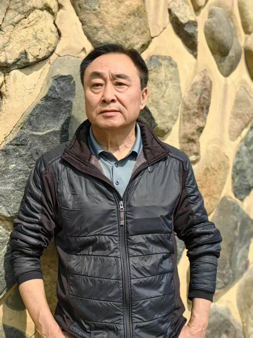 王學(xué)芯，出生在北京，長(zhǎng)在無(wú)錫。中國(guó)作家協(xié)會(huì)會(huì)員，中國(guó)詩(shī)歌學(xué)會(huì)理事。參加第十屆青春詩(shī)會(huì)。獲郭沫若詩(shī)歌獎(jiǎng)、十月文學(xué)獎(jiǎng)、鍾山文學(xué)獎(jiǎng)、《作家》第三屆詩(shī)歌獎(jiǎng)、《星星》詩(shī)歌獎(jiǎng)、紫金山文學(xué)獎(jiǎng)、中國(guó)第五屆長(zhǎng)詩(shī)獎(jiǎng)，部分詩(shī)歌譯介國(guó)外。出版《雙唇》《這里那里》《天上的草原》《飛塵》《遷變》《老人院》《光域里》等15部詩(shī)集。