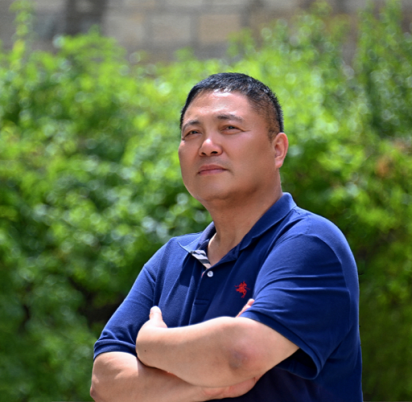 葉德慶，中國(guó)作家協(xié)會(huì)會(huì)員。出版詩(shī)集《人間論》《天際流》等五部書(shū)籍。作品發(fā)表于《人民文學(xué)》《十月》《詩(shī)刊》等。
