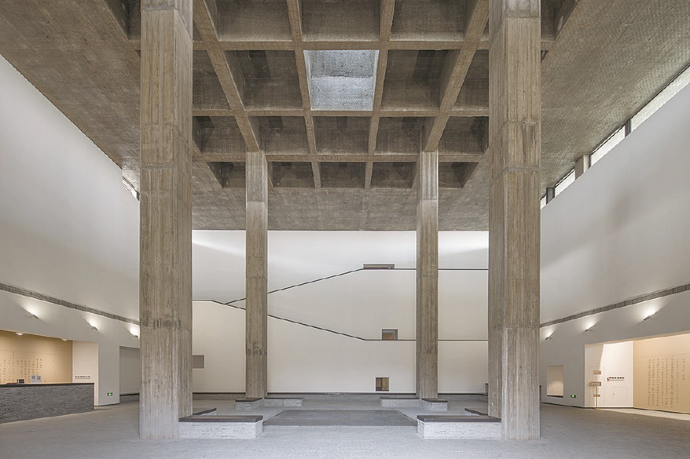 在蘇州御窯金磚博物館中，劉家琨致力于采用當(dāng)代材料與空間布局而營(yíng)造出古典園林的空間體驗(yàn)。（攝影：存在建筑）