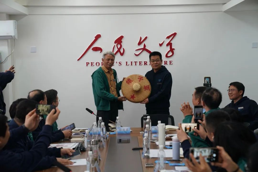王路生向《人民文學》贈送禮物