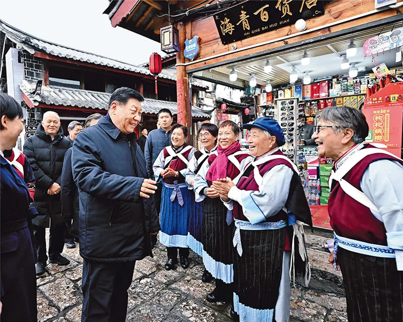 2025年3月19日至20日，中共中央總書記、國家主席、中央軍委主席習(xí)近平在云南考察。這是19日下午，習(xí)近平在麗江古城考察時，與當(dāng)?shù)鼐用裼H切交流。 新華社記者 燕雁/攝