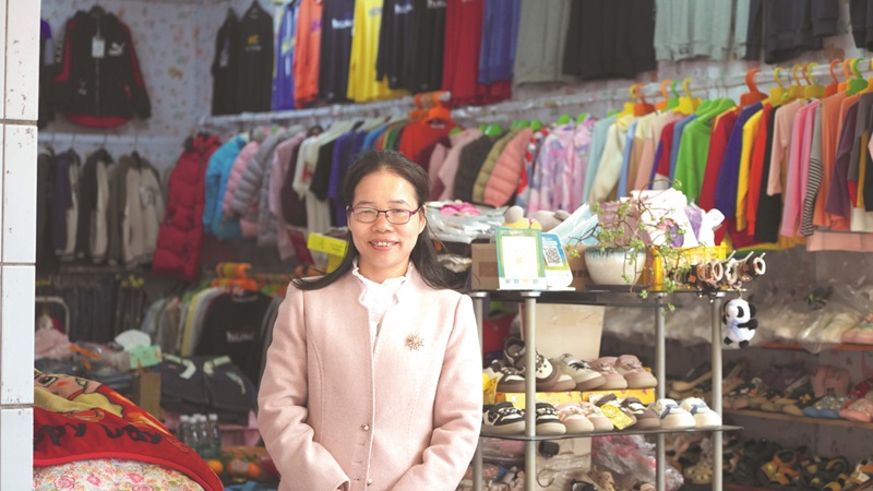 溫雄珍經(jīng)營(yíng)著她的童裝店