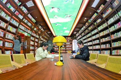 讀者在江西宜春市獅子山公園城市書(shū)房?jī)?nèi)閱讀學(xué)習(xí)。新華社發(fā)