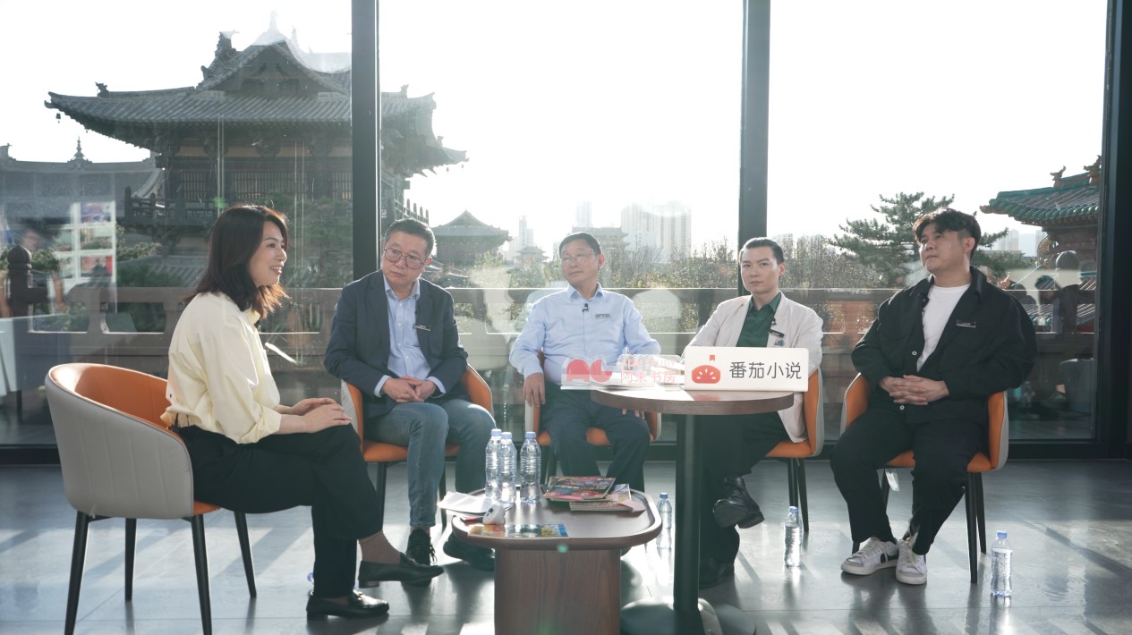 “如果失去幻想，人類將會怎樣”座談現(xiàn)場，從左至右分別為張菁、劉慈欣、阿來、陳楸帆、王自律
