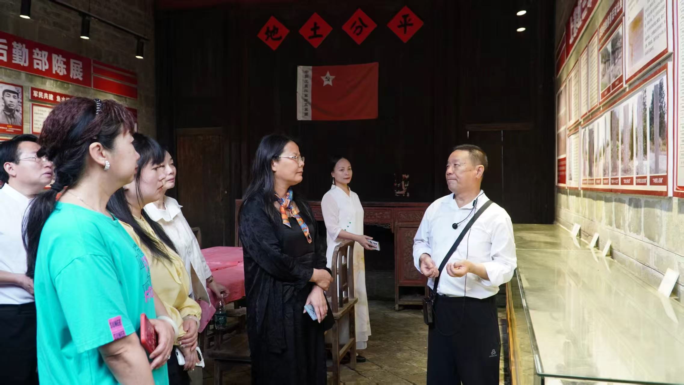 在上猶縣平富鄉(xiāng)上寨村參觀紅三軍團兵工廠、后勤處舊址