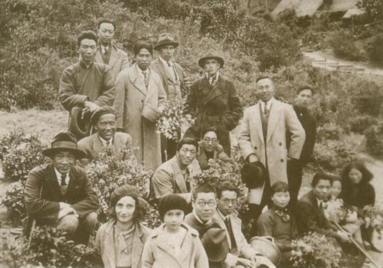 1936年林風(fēng)眠帶領(lǐng)杭州國立藝專教師們到超山郊游并憑吊吳昌碩墓（前排左起為林風(fēng)眠、妻子艾麗絲、女兒蒂娜）林風(fēng)眠（約1930年代）