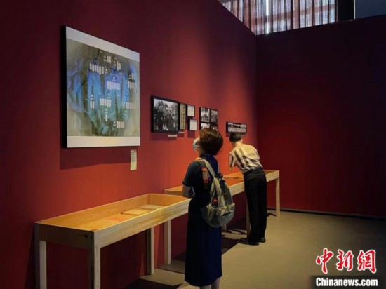 展覽現(xiàn)場?！⊥τ?攝