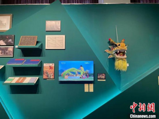 除了畫作、雕塑等，非遺也在現(xiàn)場展出。　童笑雨 攝