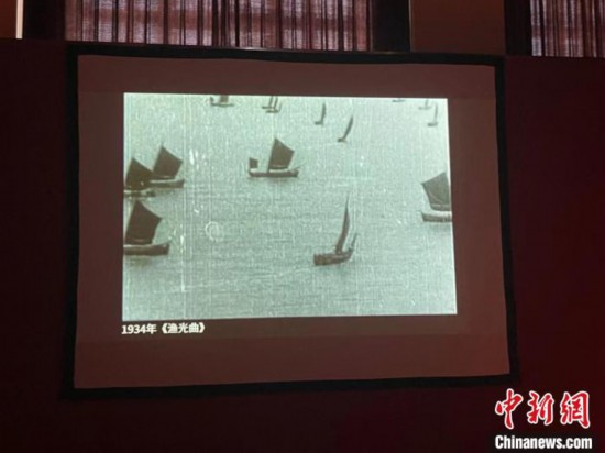 耳熟能詳?shù)摹稘O光曲》在現(xiàn)場播放。　童笑雨 攝