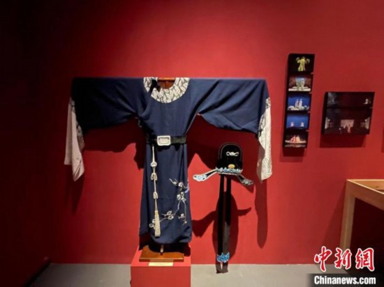現(xiàn)場展出的戲服?！⊥τ?攝