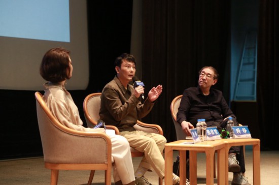 上圖講座現場，左起依次是主持沈祎；歌手、收藏家張信哲；復旦大學新聞學院教授顧錚。