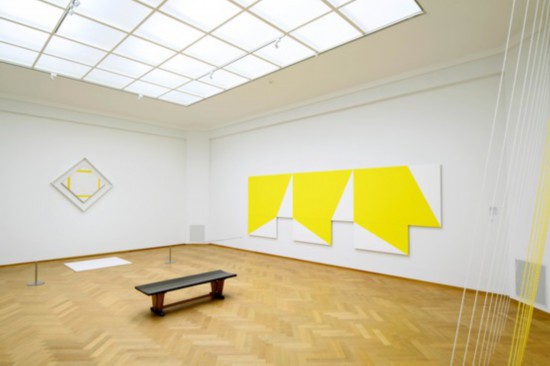 海牙藝術博物館“移動的蒙德里安”展覽現(xiàn)場，蒙德里安作品與當代藝術家作品并陳。